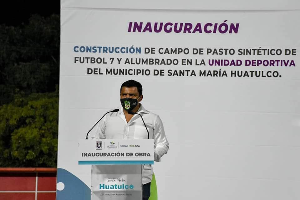 Funcionarios municipales de Huatulco participaron en inauguración de cancha y homenaje a regidor Magno Fierros.