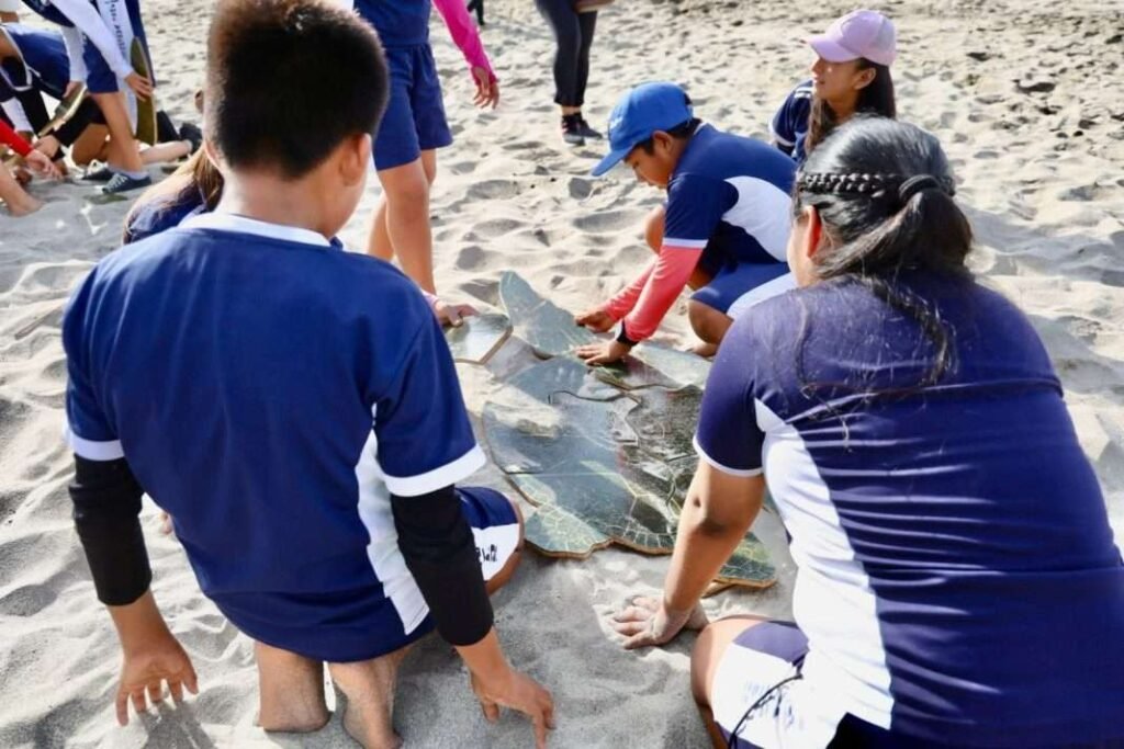 Estudiantes participan en el TORTUFEST 2026 en Santa María Huatulco para promover la protección de tortugas marinas.
